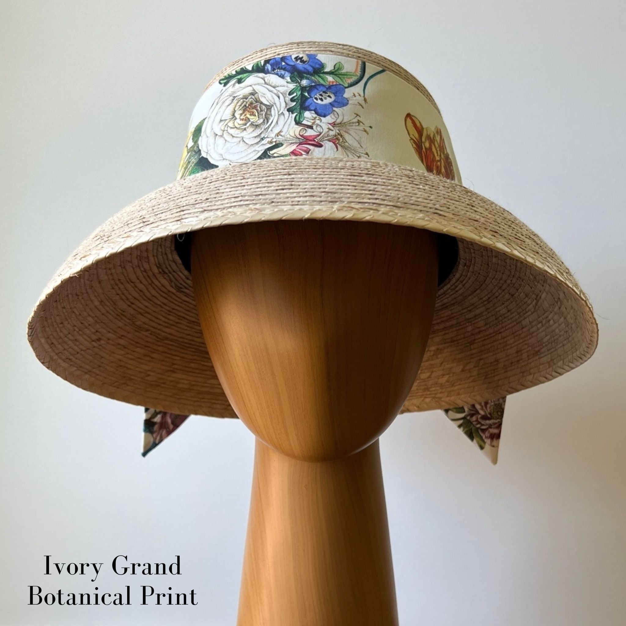 Did you know that this iconic Petite Boîte Chapeau translates to small hat  box? 👒 What else would you carry in this beauty?…