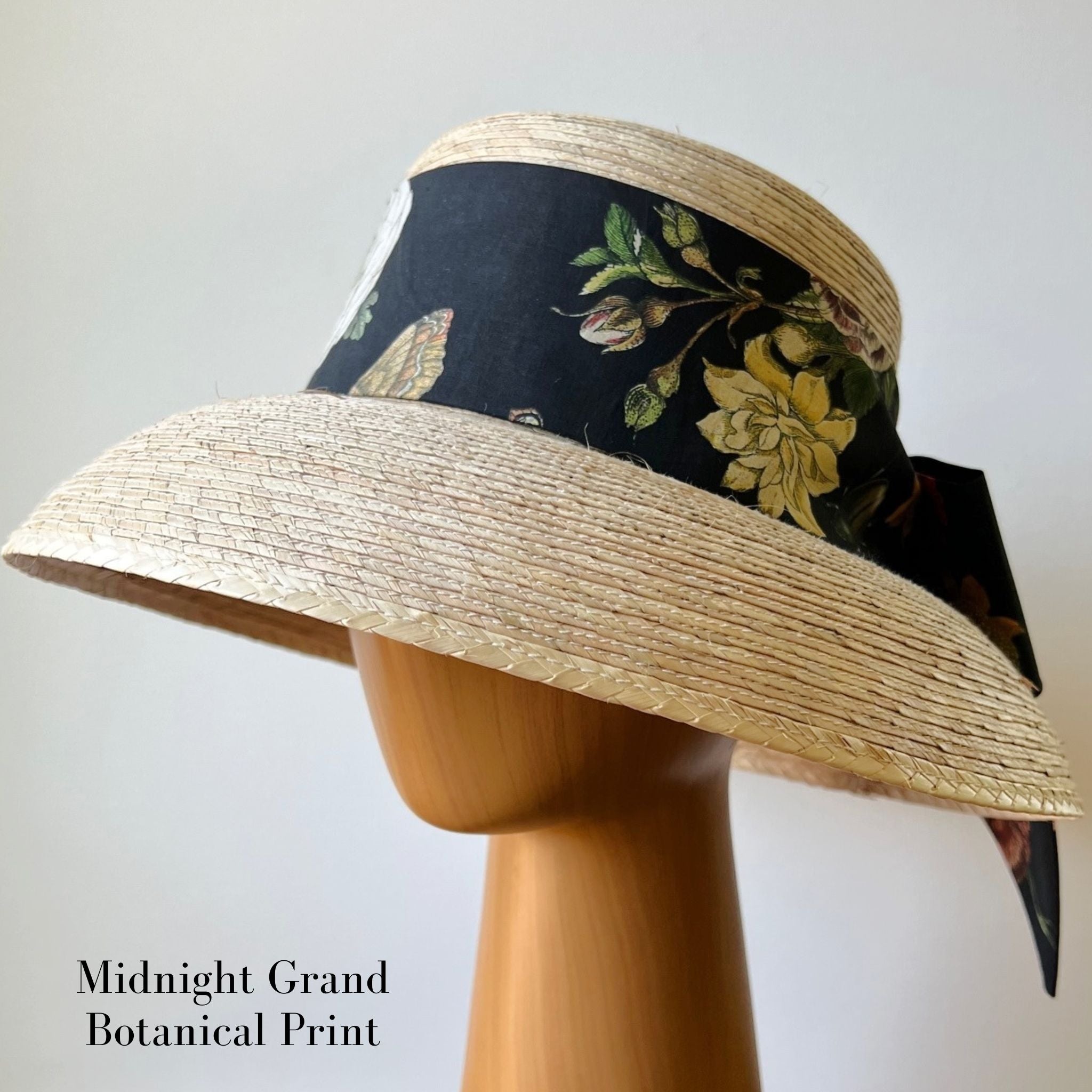Did you know that this iconic Petite Boîte Chapeau translates to small hat  box? 👒 What else would you carry in this beauty?…